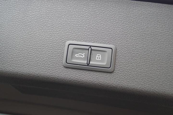 Grå Audi e-tron fra 2023