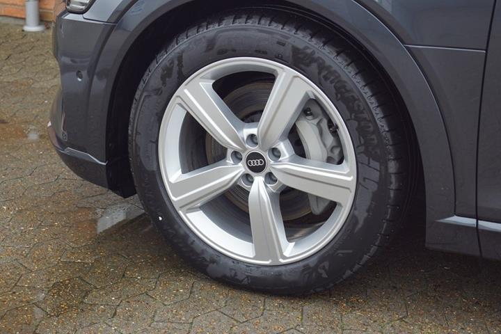 Grå Audi e-tron fra 2023
