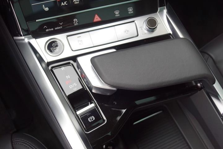 Grå Audi e-tron fra 2023