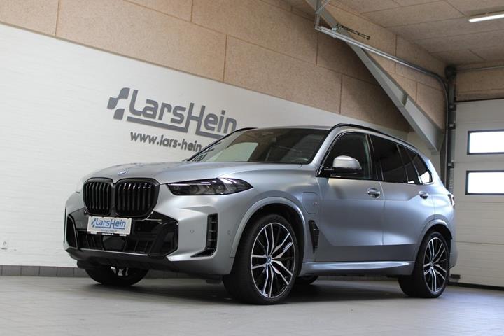 Grå BMW X5 fra 2024