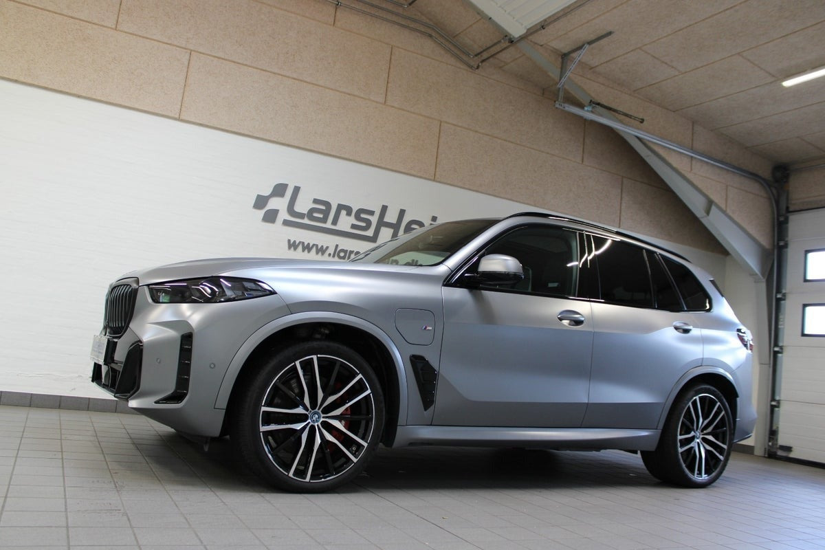 Grå BMW X5 fra 2024