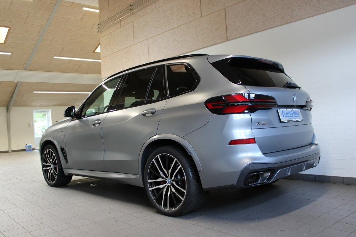 Grå BMW X5 fra 2024