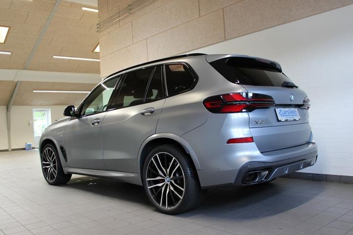 Grå BMW X5 fra 2024