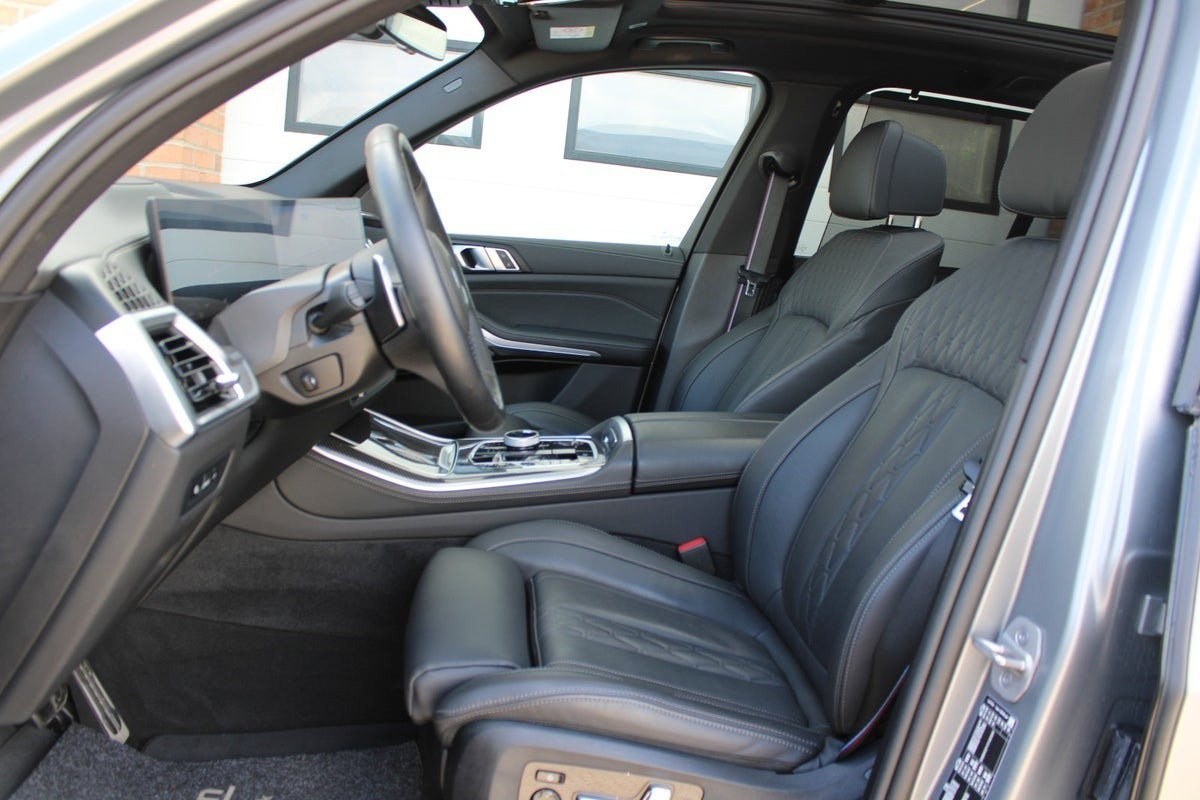 Grå BMW X5 fra 2024
