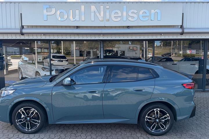 Grøn BMW iX2 fra 2026