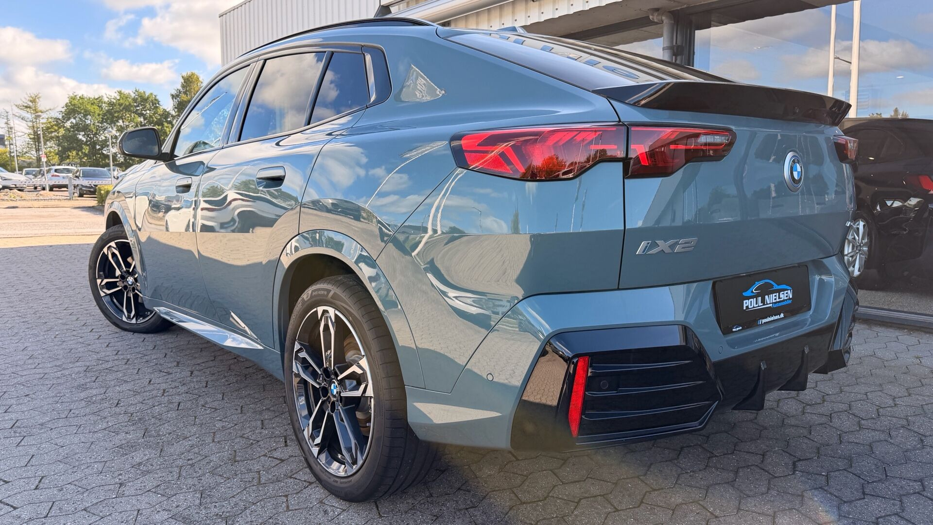 Grøn BMW iX2 fra 2026