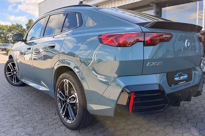 Grøn BMW iX2 fra 2026
