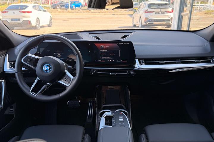 Grøn BMW iX2 fra 2026