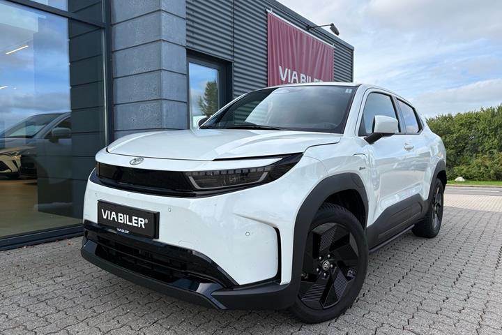 Hvid Toyota Urban Cruiser fra 2026 set udefra