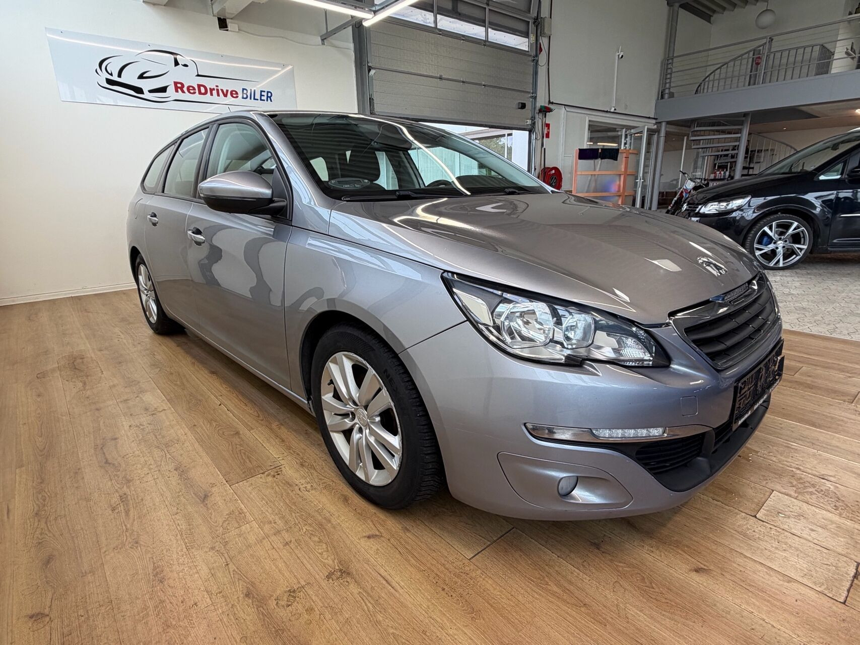 Grå Peugeot 308 fra 2014
