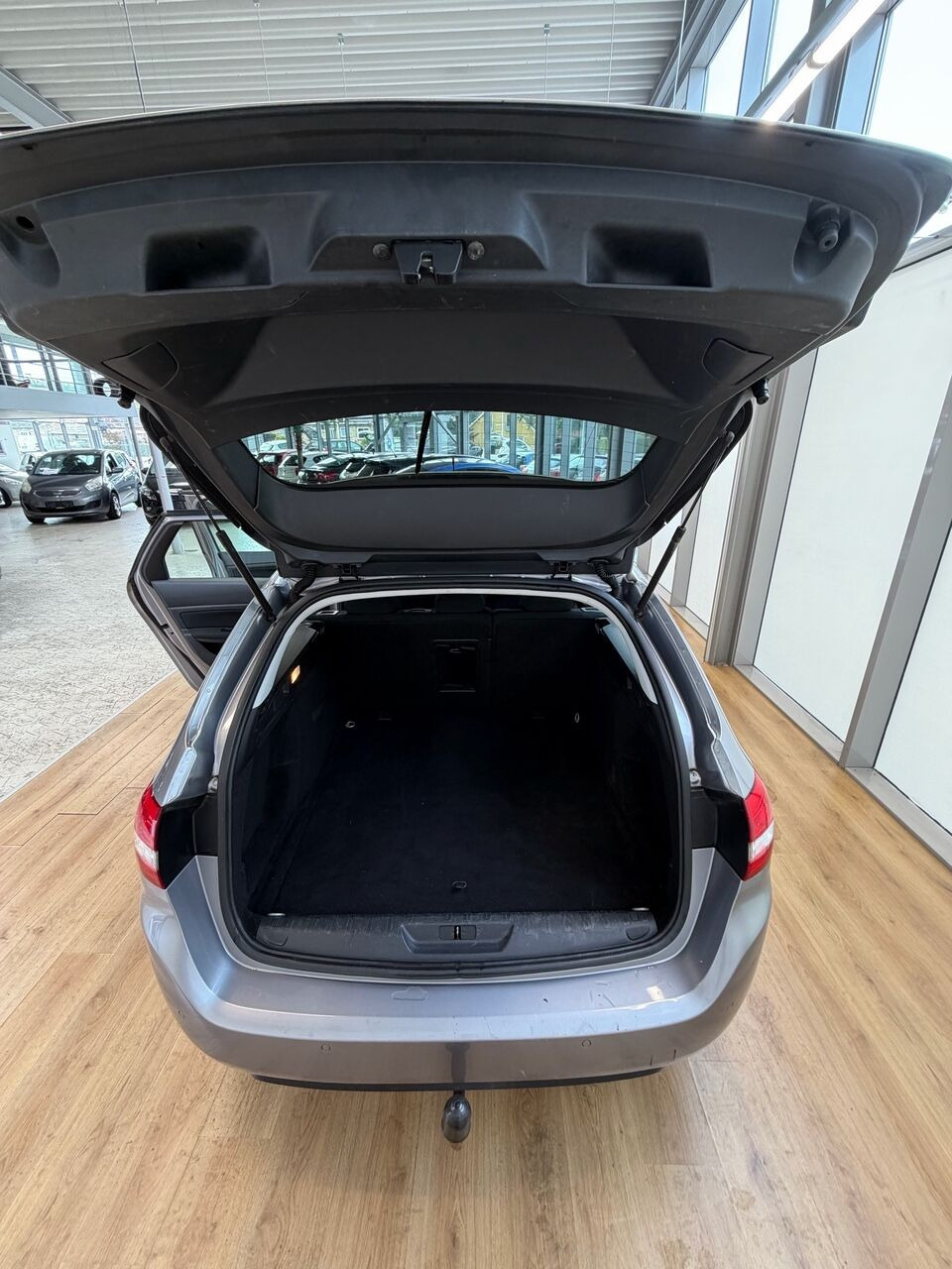 Grå Peugeot 308 fra 2014