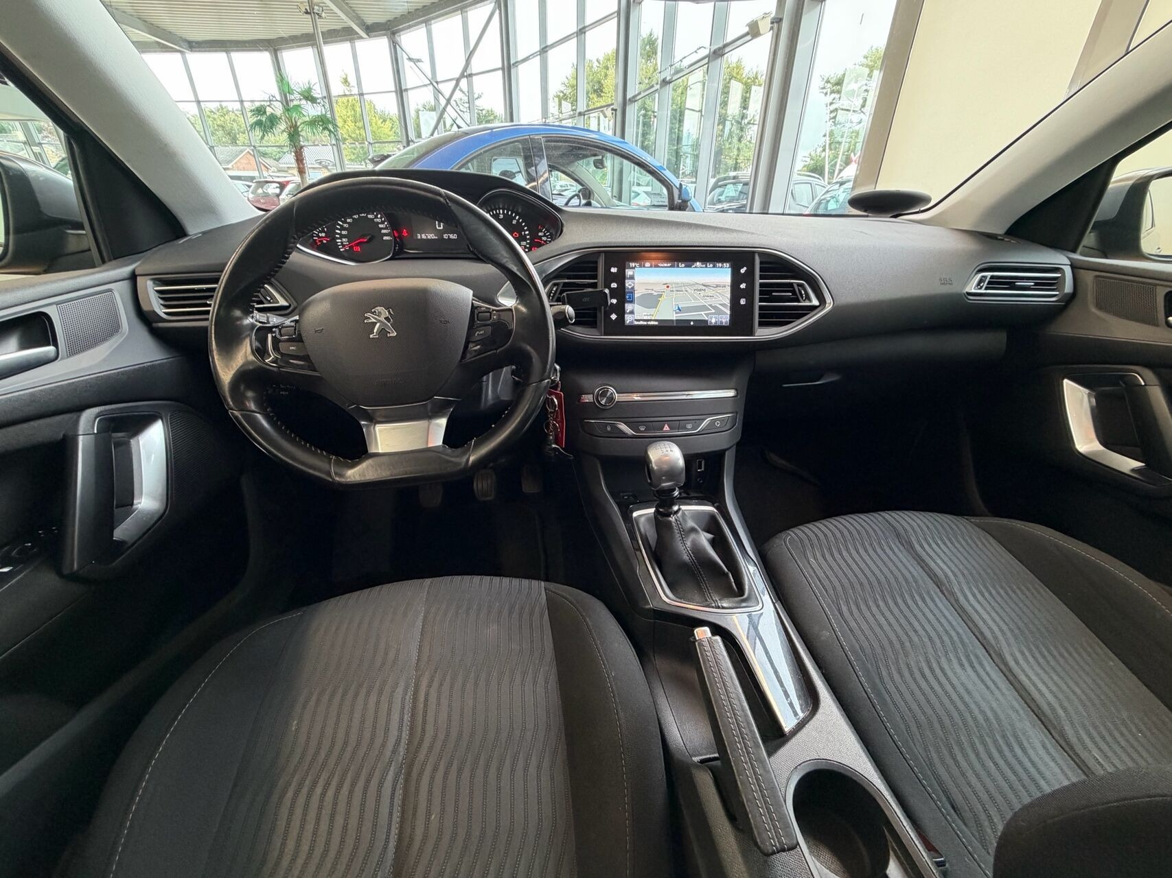 Grå Peugeot 308 fra 2014