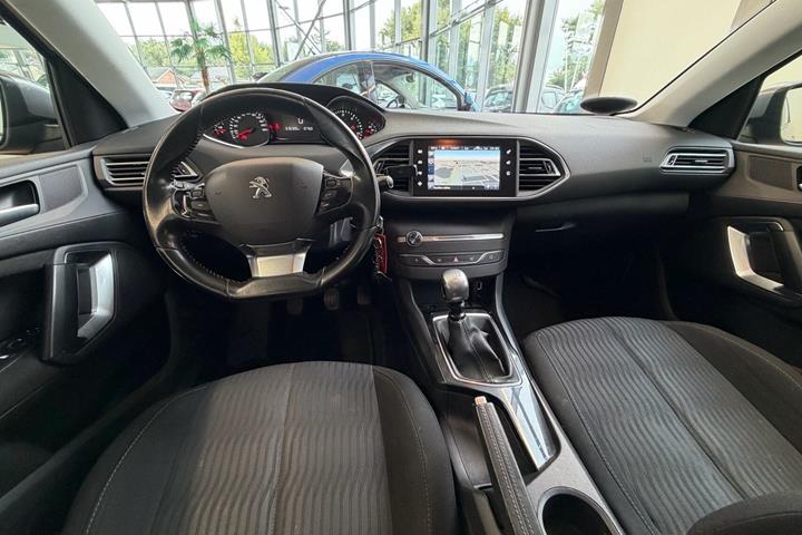 Grå Peugeot 308 fra 2014