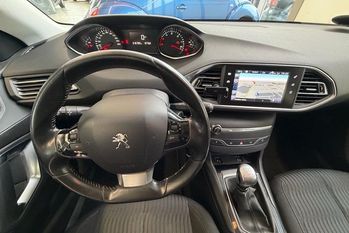 Grå Peugeot 308 fra 2014