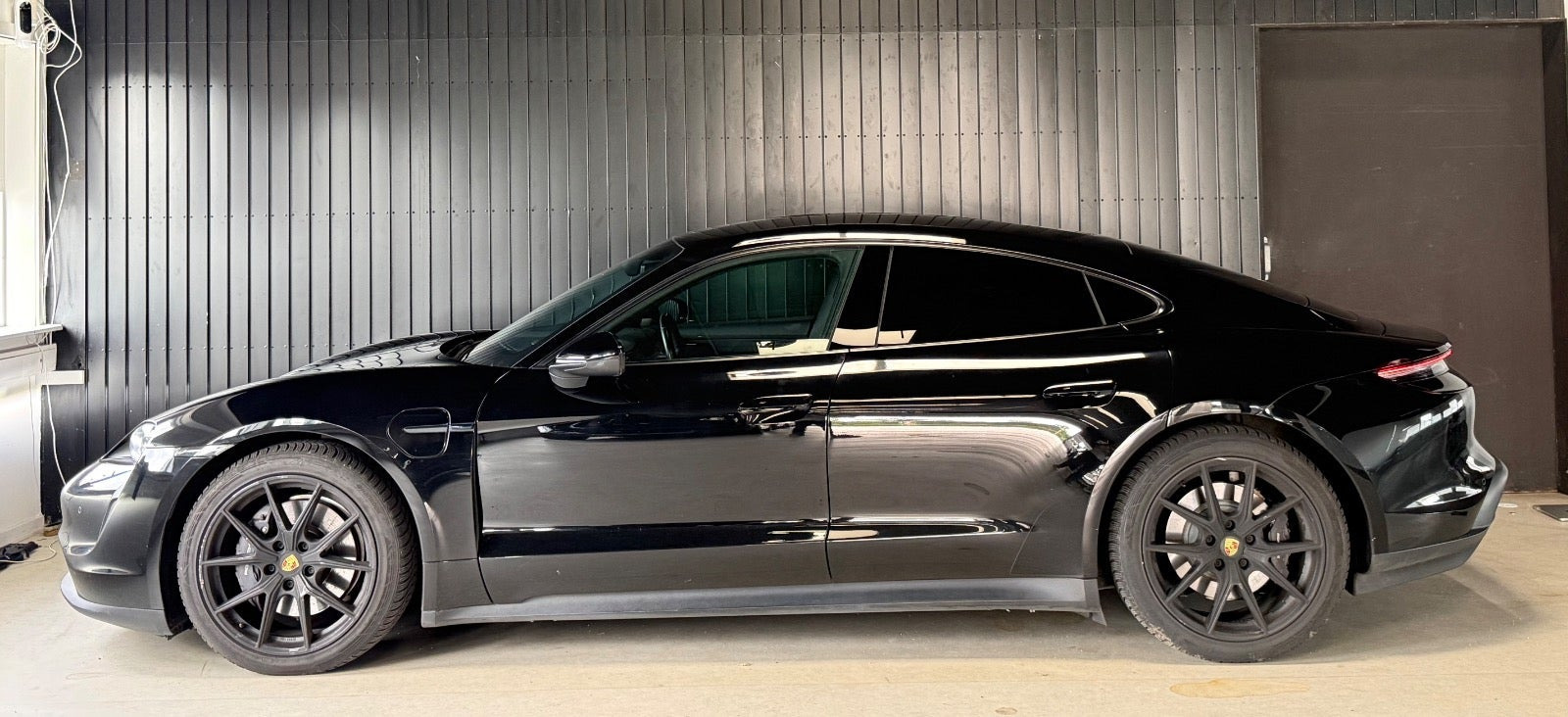 Sort Porsche Taycan fra 2021