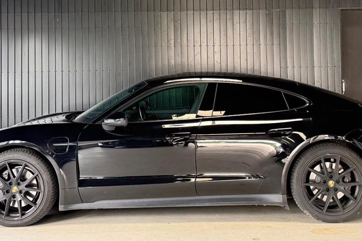 Sort Porsche Taycan fra 2021