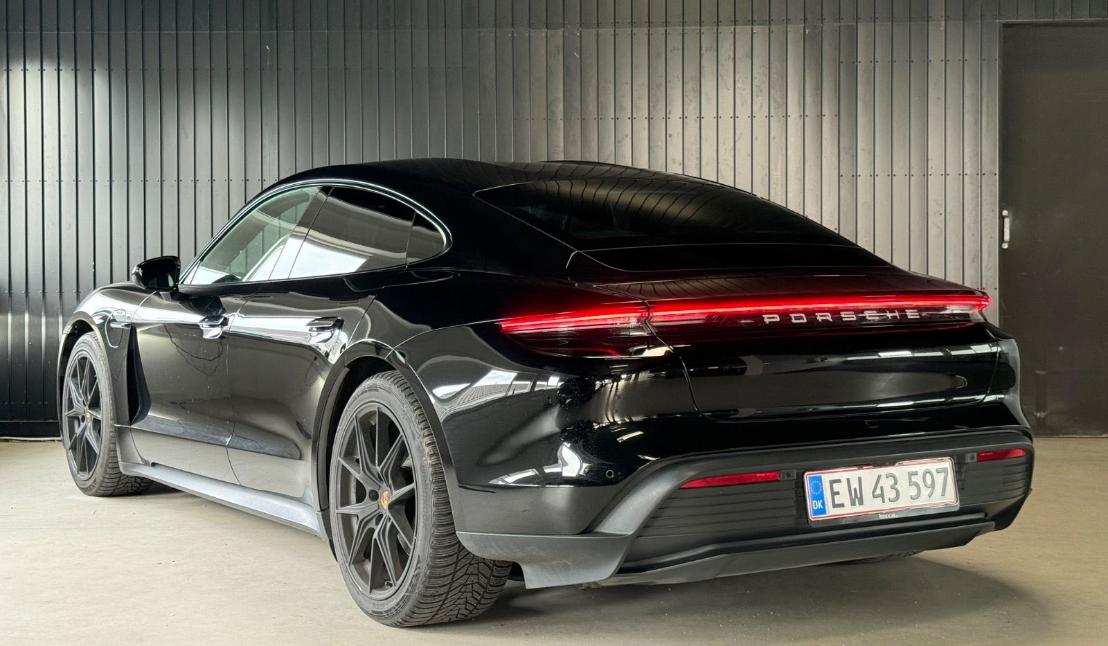 Sort Porsche Taycan fra 2021