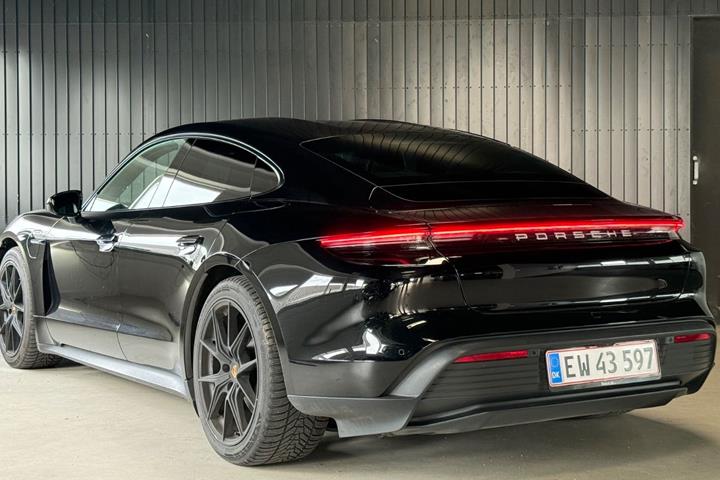 Sort Porsche Taycan fra 2021