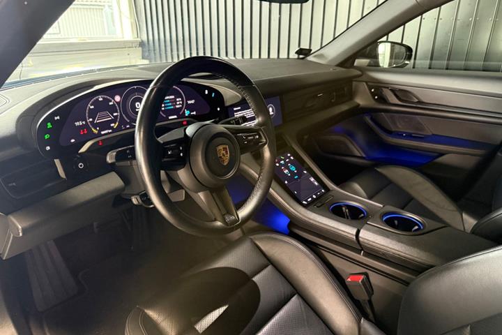 Sort Porsche Taycan fra 2021