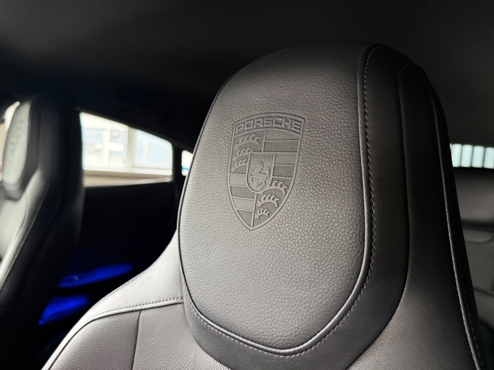 Sort Porsche Taycan fra 2021