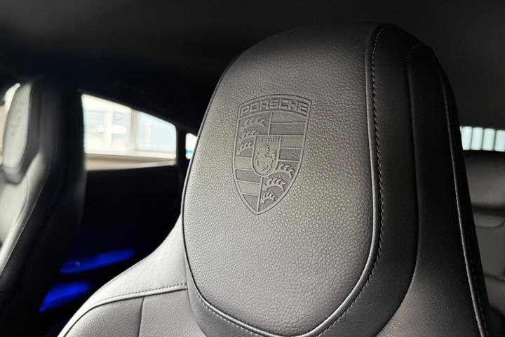 Sort Porsche Taycan fra 2021