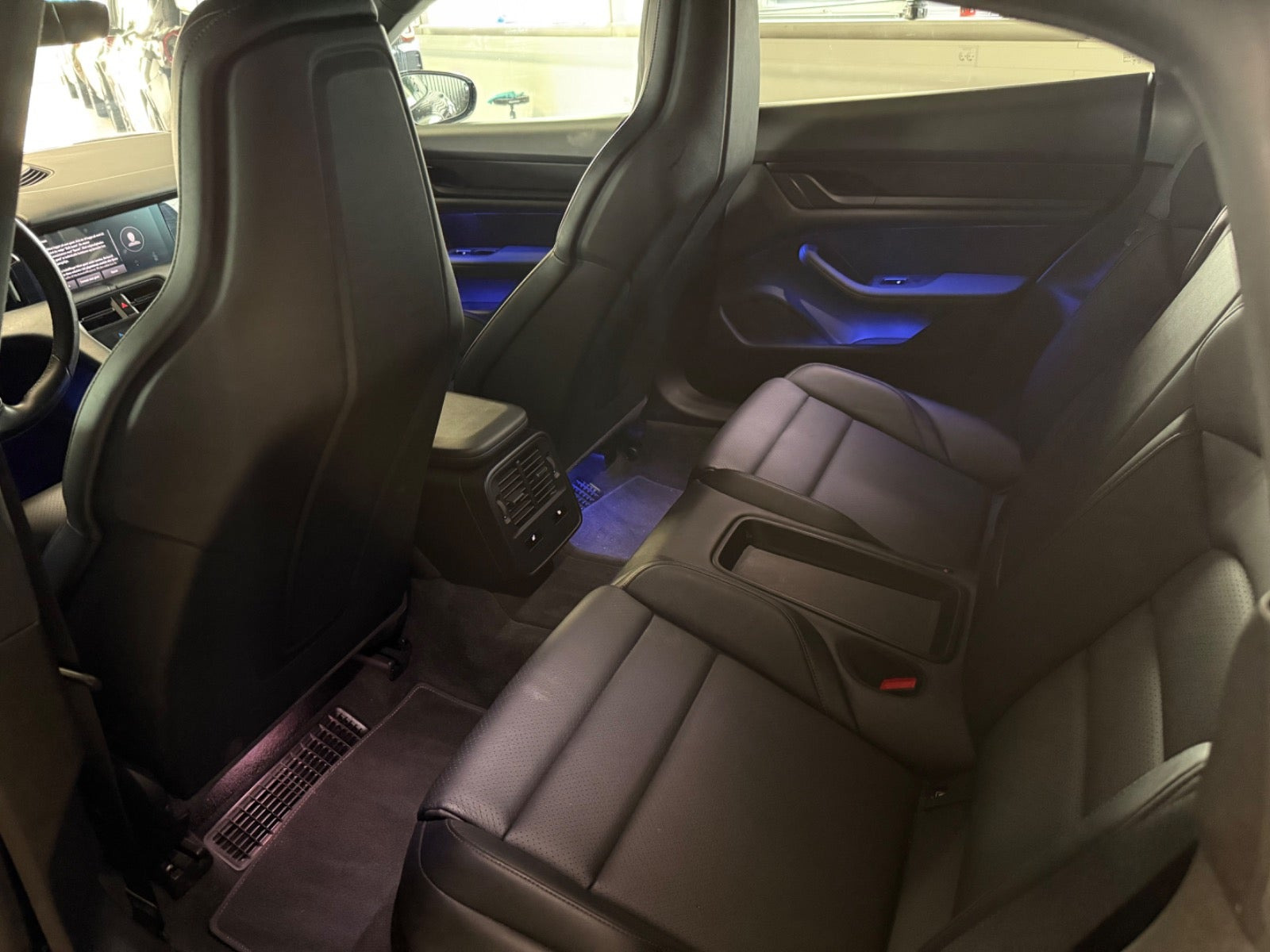 Sort Porsche Taycan fra 2021
