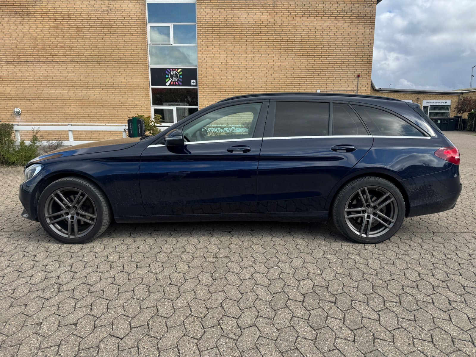 Blå Mercedes C220 d fra 2016