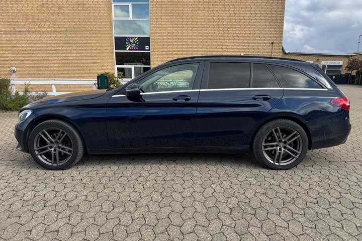Blå Mercedes C220 d fra 2016