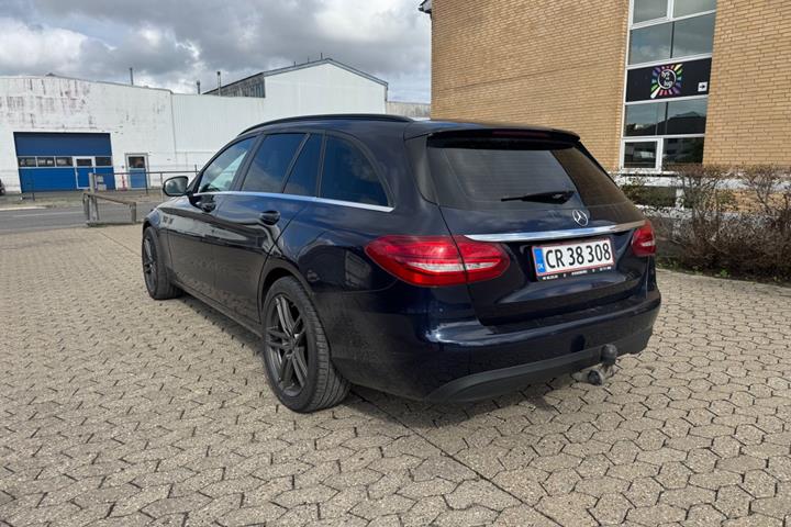 Blå Mercedes C220 d fra 2016