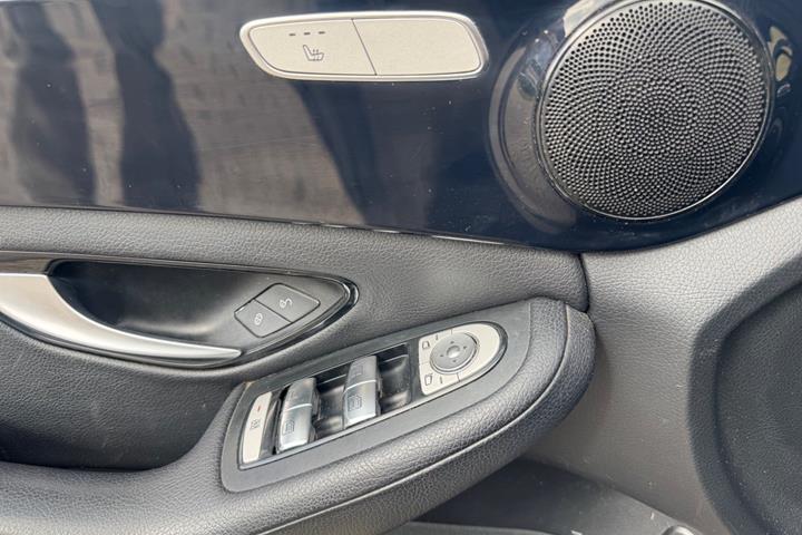 Blå Mercedes C220 d fra 2016