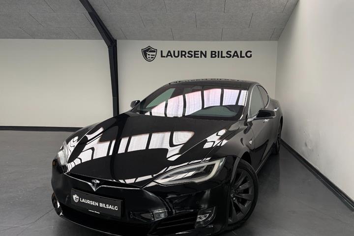 Sort Tesla Model S fra 2018