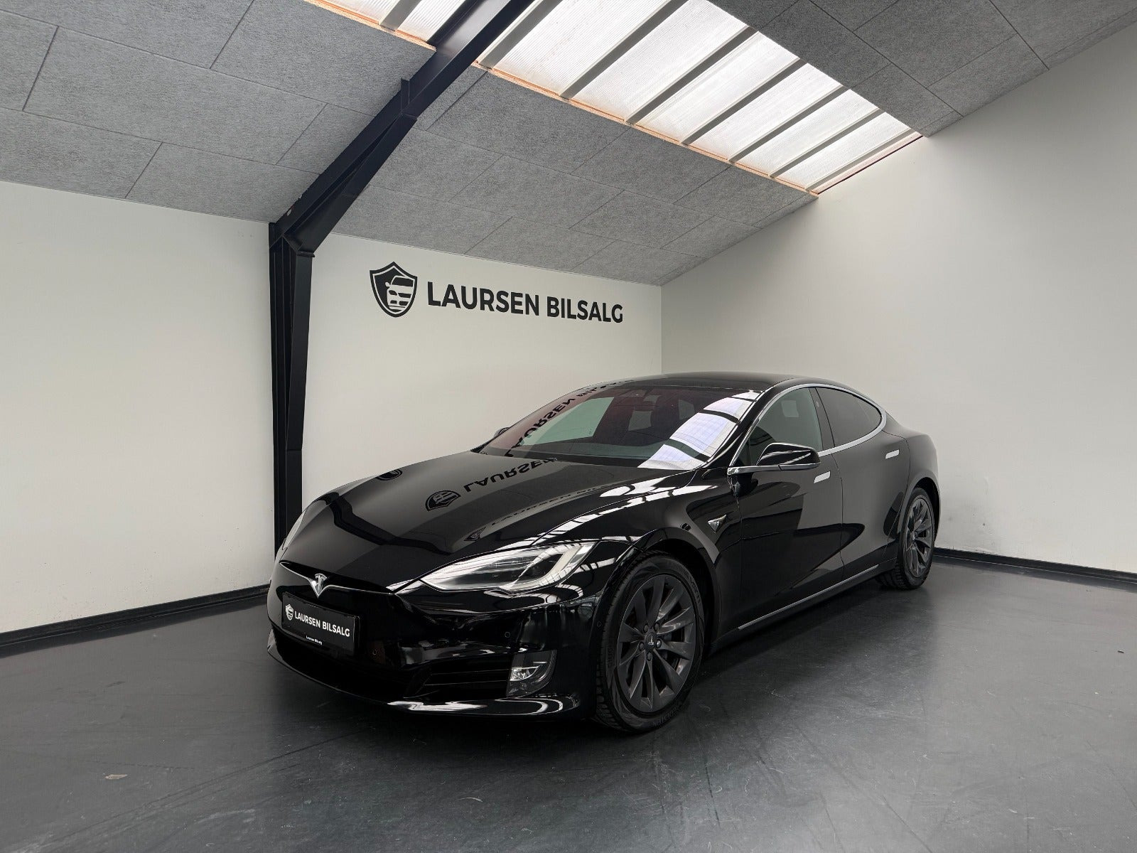 Sort Tesla Model S fra 2018