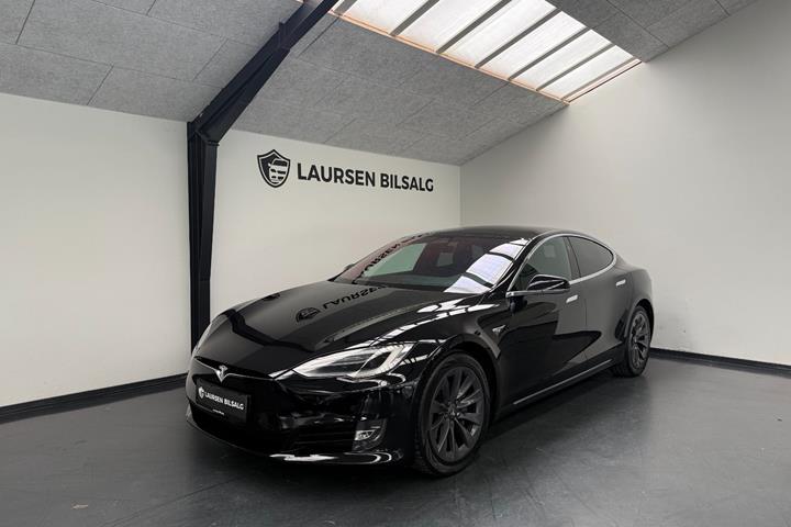Sort Tesla Model S fra 2018