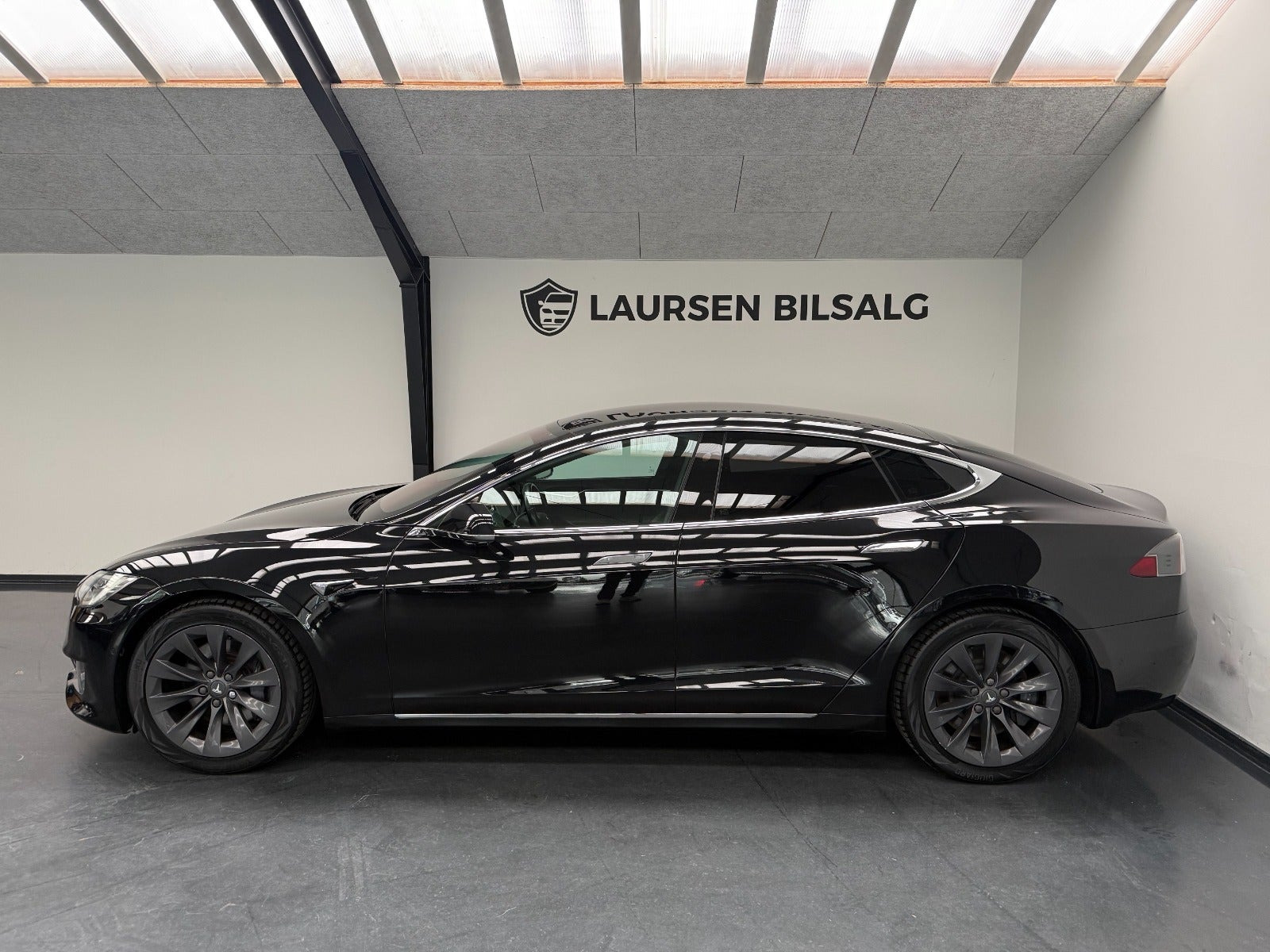 Sort Tesla Model S fra 2018