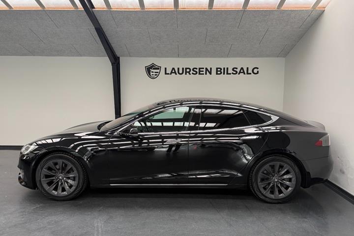 Sort Tesla Model S fra 2018