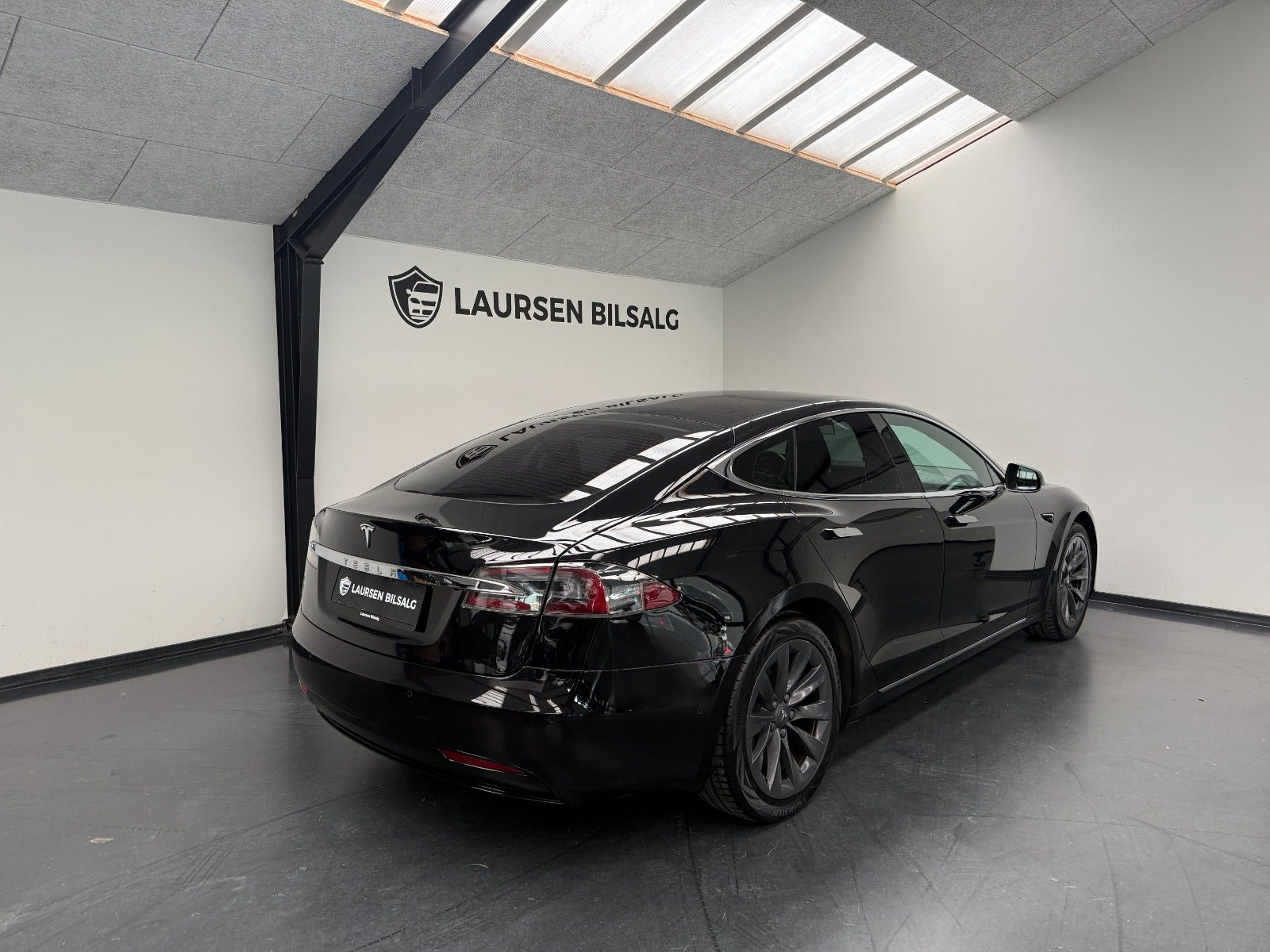 Sort Tesla Model S fra 2018