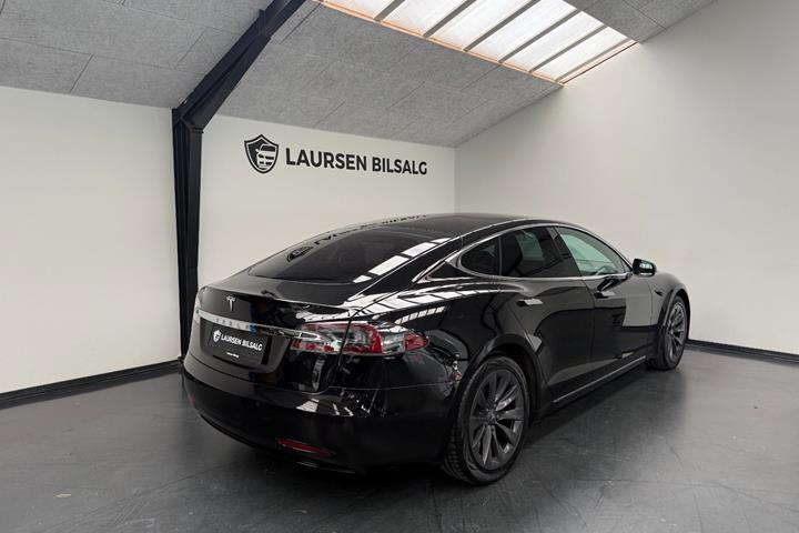 Sort Tesla Model S fra 2018