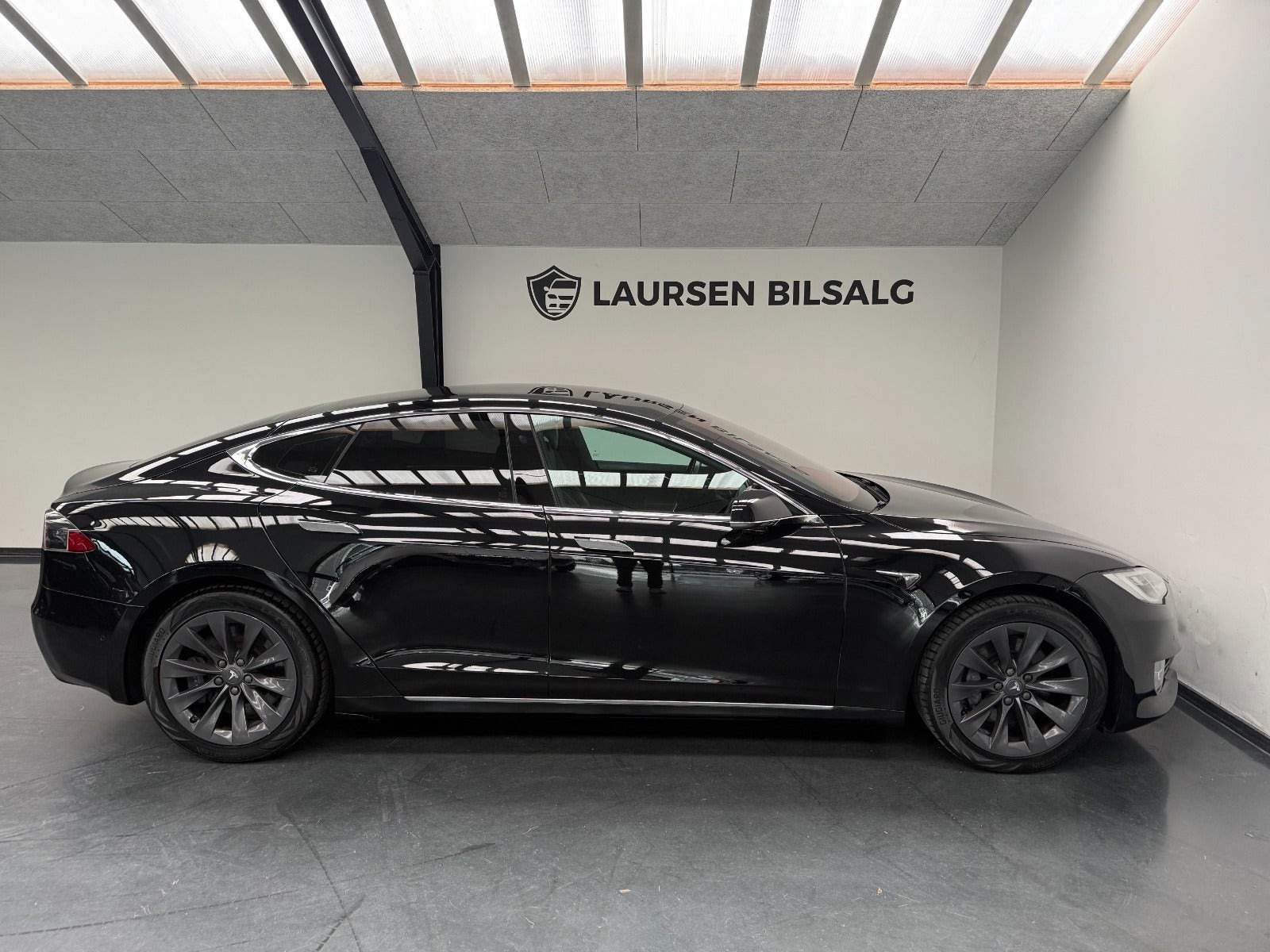 Sort Tesla Model S fra 2018