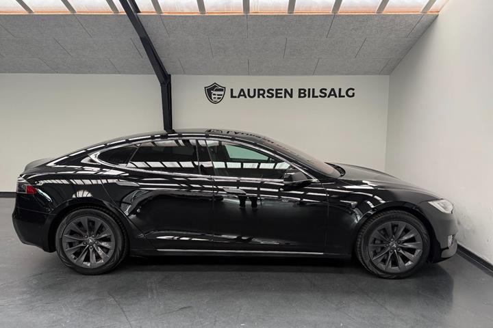 Sort Tesla Model S fra 2018
