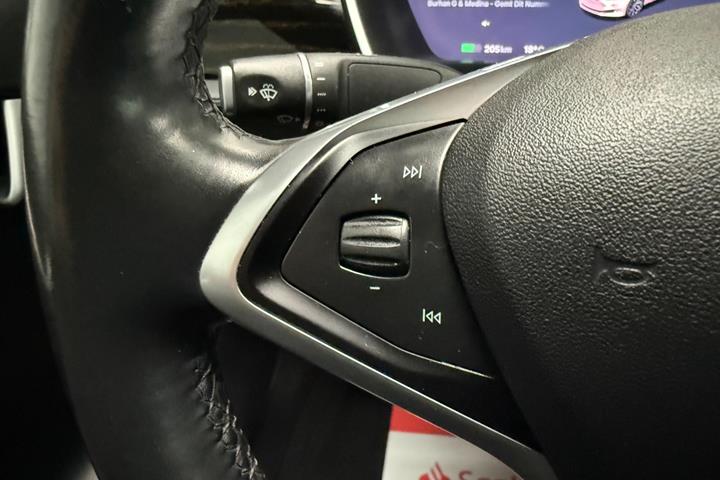 Sort Tesla Model S fra 2018