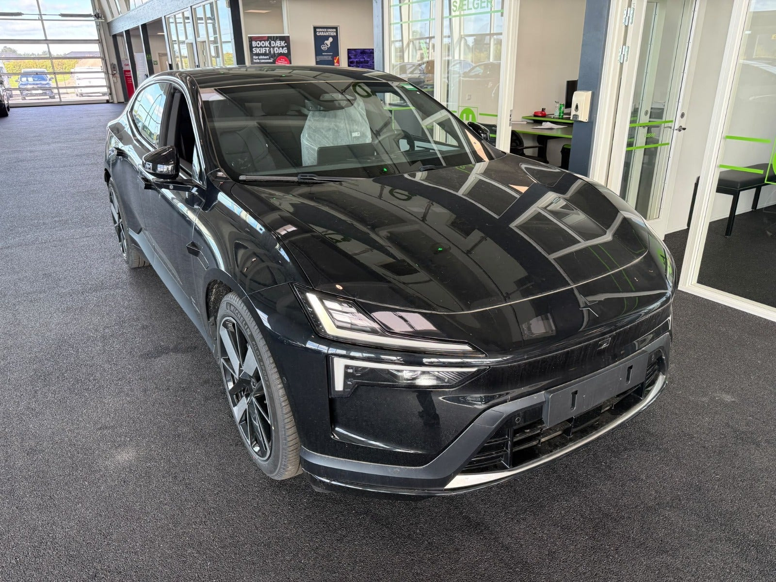 Sort Polestar 4 fra 2025