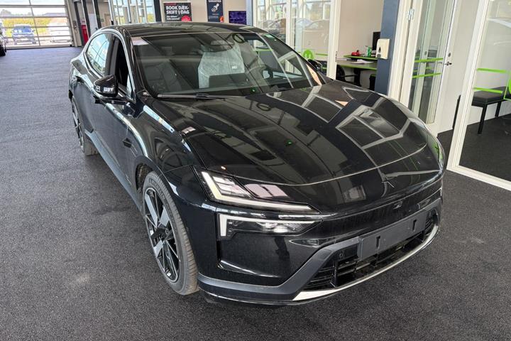 Sort Polestar 4 fra 2025
