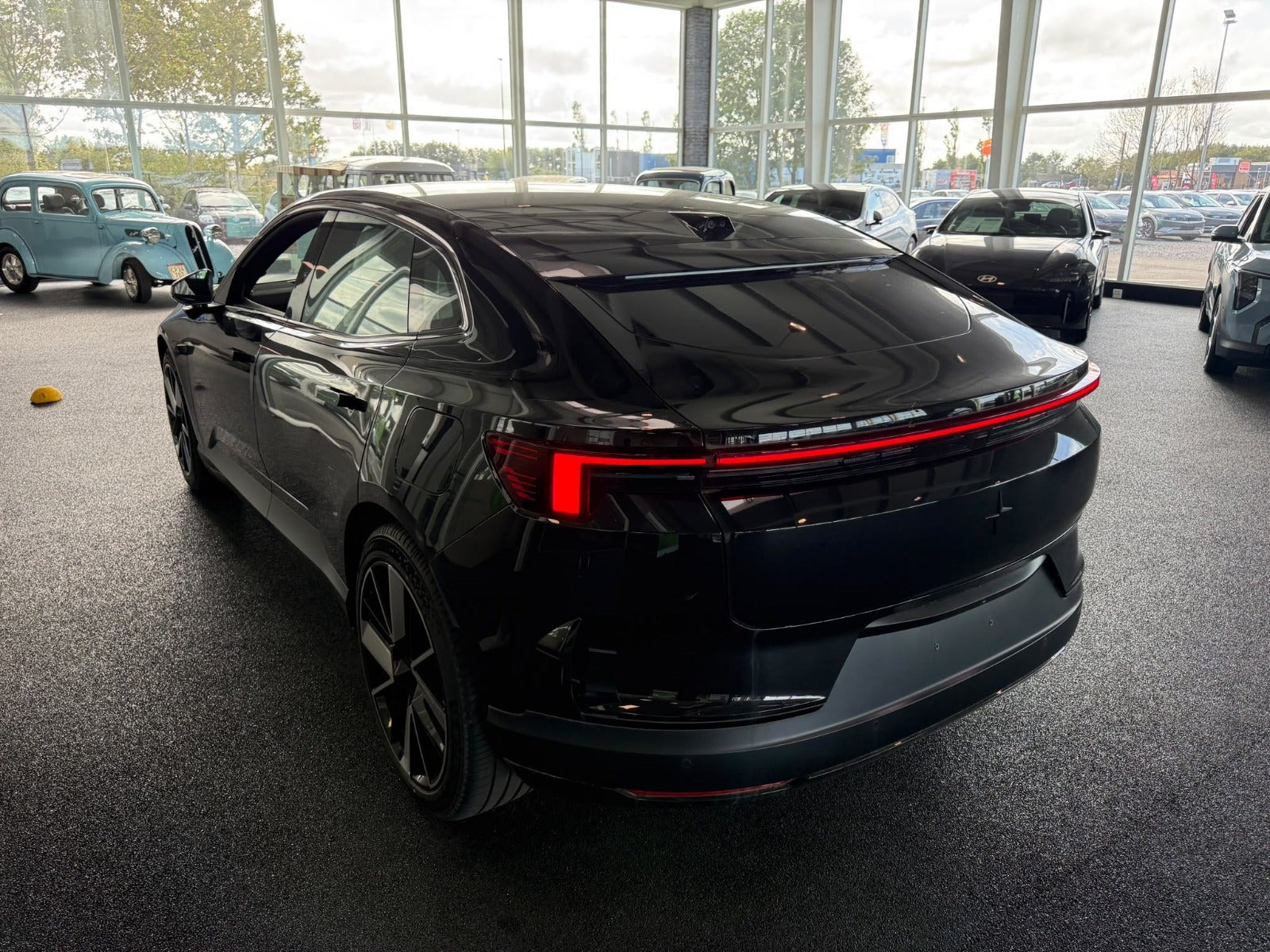 Sort Polestar 4 fra 2025