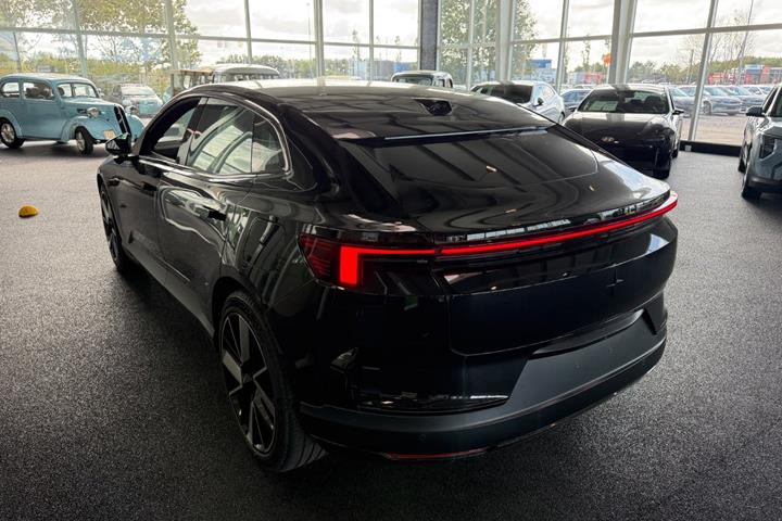 Sort Polestar 4 fra 2025