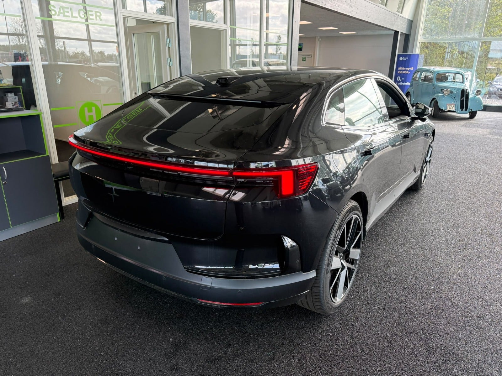 Sort Polestar 4 fra 2025