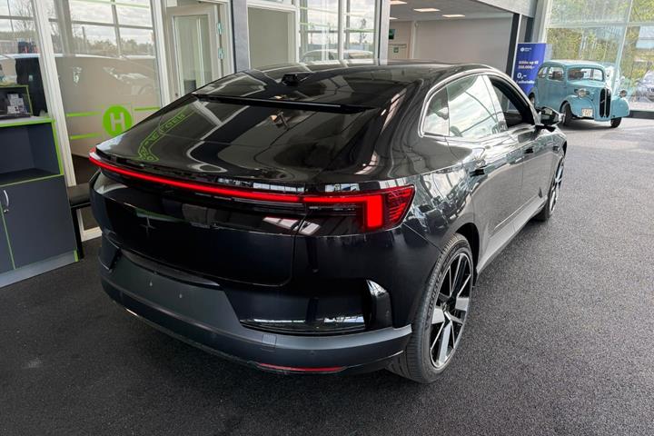 Sort Polestar 4 fra 2025