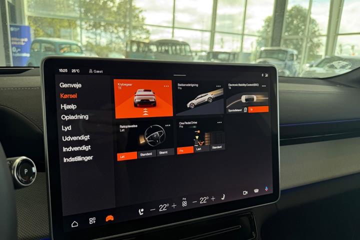 Sort Polestar 4 fra 2025