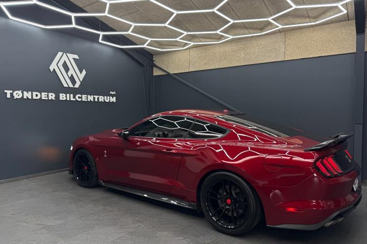 Rød Ford Mustang fra 2020