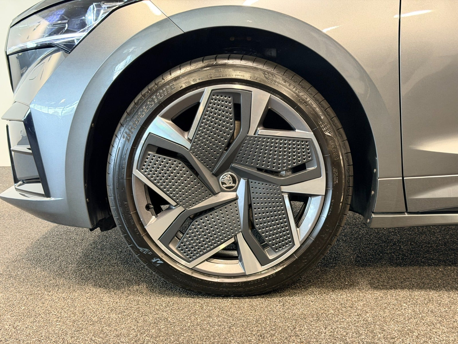 Grå Skoda Enyaq fra 2024