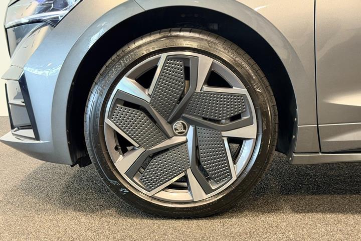 Grå Skoda Enyaq fra 2024
